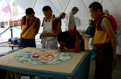 Tiibeti mungad loomas Dalai-laama külaskäigu auks liivamandalat. Tallinnas loodud liivamandalas kujutati kaastundebuda. Mandala välisseintes asuvad 4 ust sümboliseerivad: armastust, kaastunnet, rõõmu ja meelerahu. (Foto tehtud Harju tänaval, 2011.a)